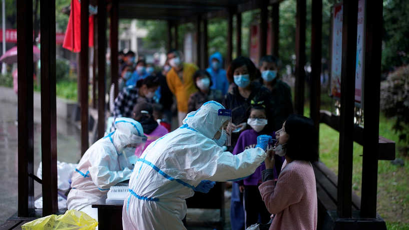  الصين تفرض إغلاقا في عدة مناطق بعد ظهور إصابات جديدة بكورونا 