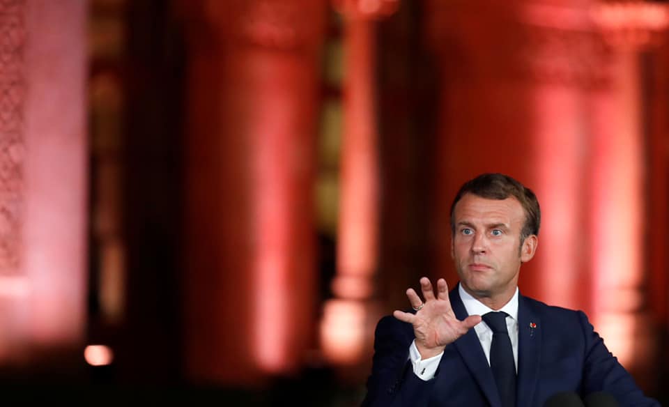  صحفي فرنسي: ماكرون يريد تحطيم أي شيء يهدده.. "إننا نشهد بهدوء موت الحريات" بفرنسا 