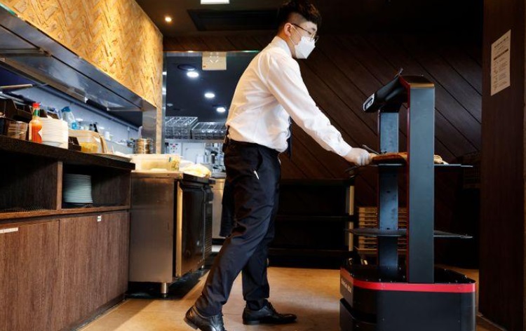  حرصا على التباعد الاجتماعي.. روبوت يخدم الزبائن في مطعم بكوريا الجنوبية 