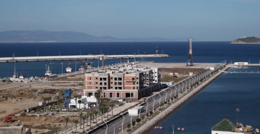 بعد أن تم عَرض المشروع أمام الملك.. من غيّر تصاميم شقق مارينا طنجة ليُضخم أرباح "إيغل هيلز" الإماراتية؟