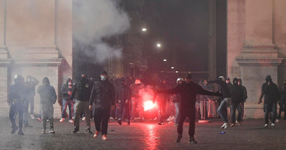  ‎رصاص وتخريب في شوارع إيطاليا.. الشعب "يَثور" ضد قرارات الإغلاق التي فرضتها الحكومة لمواجهة كورونا 