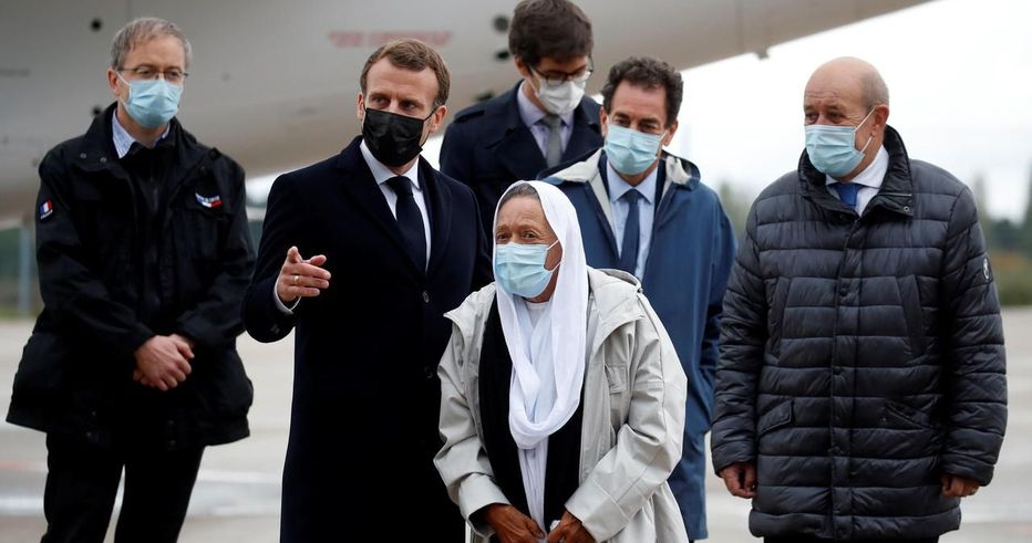 لأنها اعتنقت الإسلام.. الرئيس الفرنسي يلغي كلمته وينصرف بعد أن دفع 13 مليون أورو لتحرير رهينة من مختطفيها