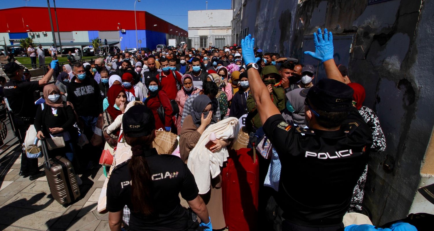  غموض يلف مصيرهم.. الشرطة الإسبانية تحصي 1000 عالق في سبتة والمغرب يعيد النساء فقط؟ 