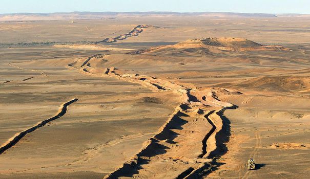 لإنهاء استفزازات البوليساريو.. المغرب يُفكر "جديا" في إتمام الجدار الرملي مع الجزائر