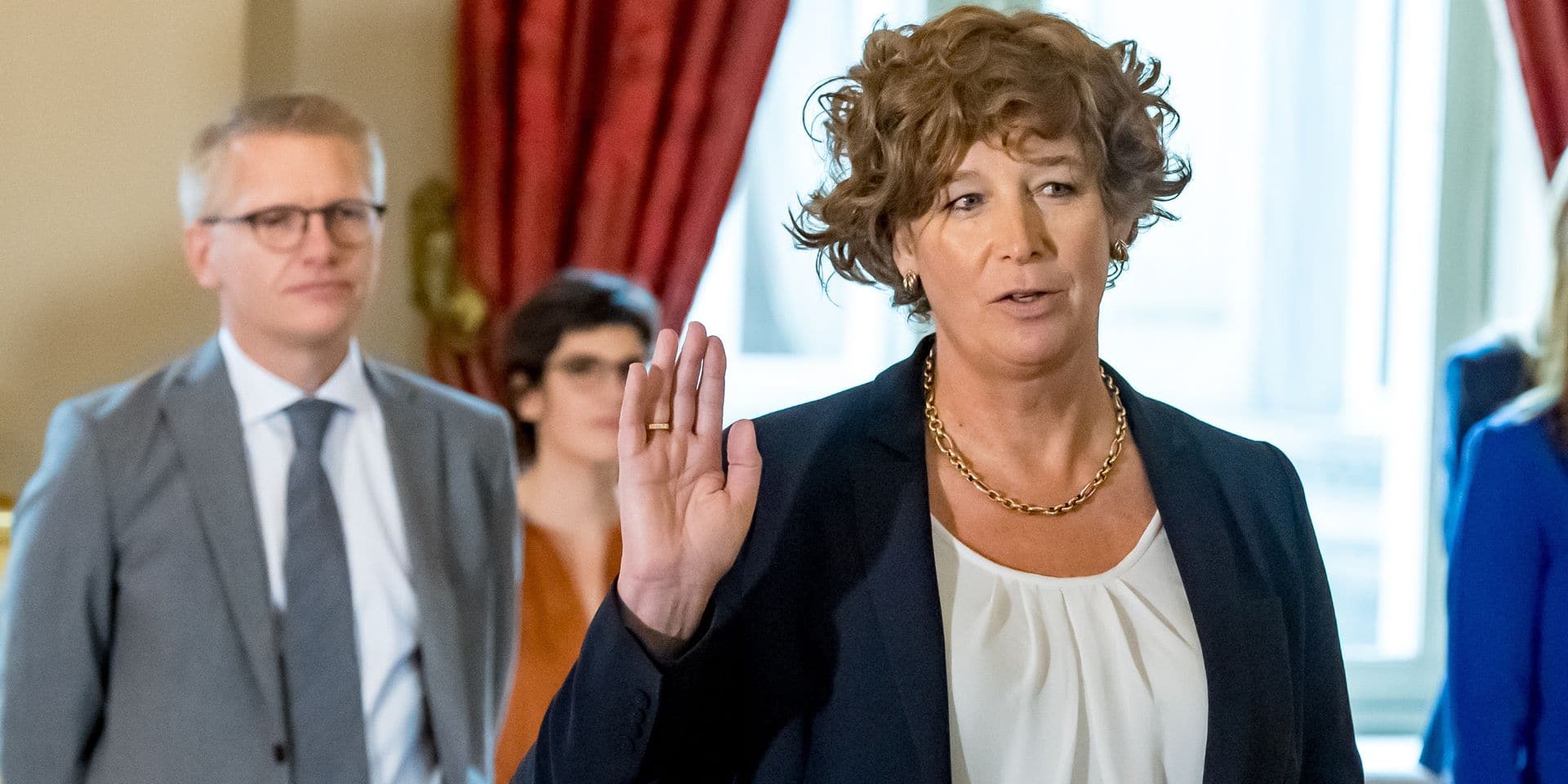 أول نائبة رئيس وزراء متحولة جنسيا تؤدي اليمين الدستوري ببلجيكا