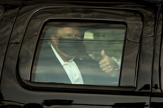  ترامب المصاب بكورونا يحيي مؤيديه في موكب خارج المستشفى وغموض بشأن حالته الصحية 