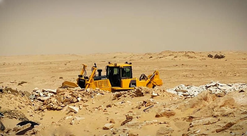  وحدات هندسية للجيش المغربي تواصل بناء جدار رملي لإغلاق كل المنافذ الأمنية بمعبر الكركرات 