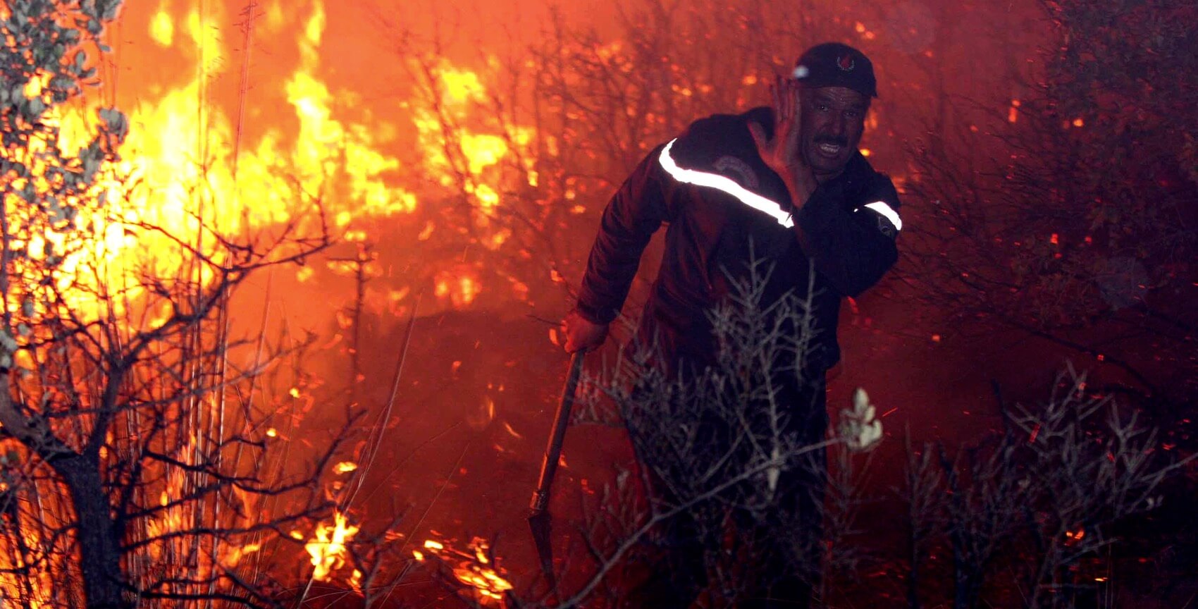  قتيلان ومئات المواطنين شردوا وآلاف الهتارات أتلفت في حرائق بالعديد من الولايات الجزائرية 