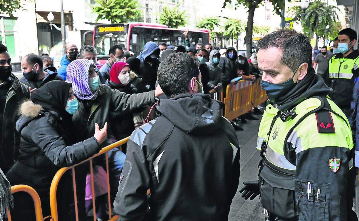 محتجون مغاربة يقتحمون قنصلية المغرب في بيلباو.. ومطالب بإحداث فروع أخرى