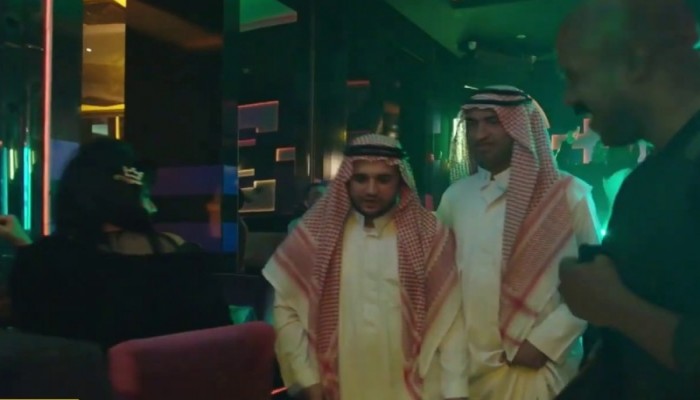  الإمارات تلغي تجريم شرب الخمر وإقامة غير المتزوجين في سكن واحد 