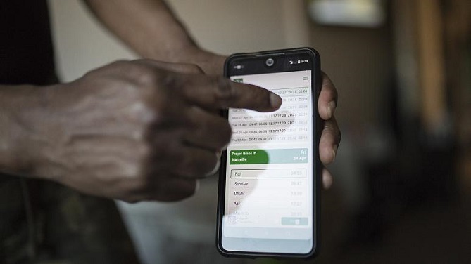 الجيش الأمريكي "يَحصد" بيانات تطبيقات يستخدمها ملايين المسلمين لتلاوة القرآن والصلاة