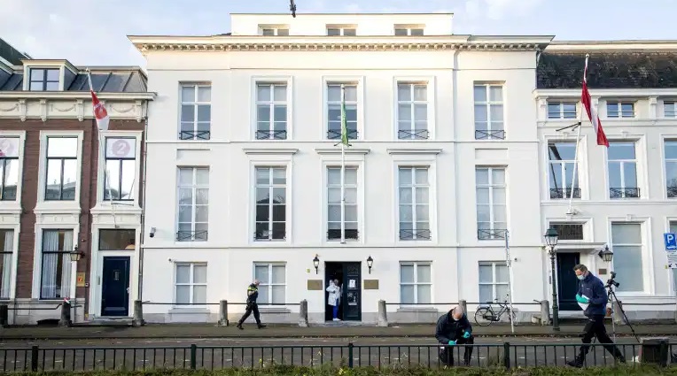 إطلاق نار على السفارة السعودية في هولندا والشرطة تفتح تحقيقا