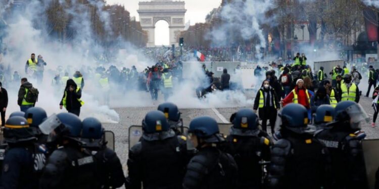  خسائر فرنسا من الإضرابات وصلت إلى مليار أورو من الأضرار 