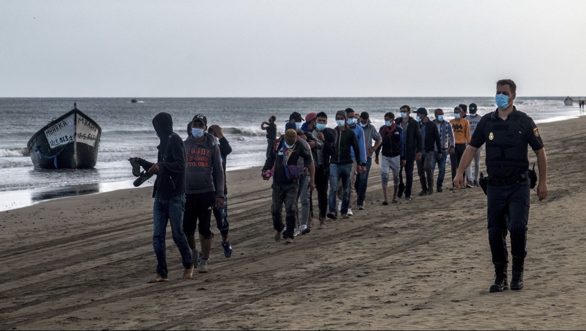  قرر نقلهم إلى منطقة عسكرية.. وزير داخلية إسبانيا يزور الرباط لبحث أزمة "طوفان" المهاجرين بالكناري 