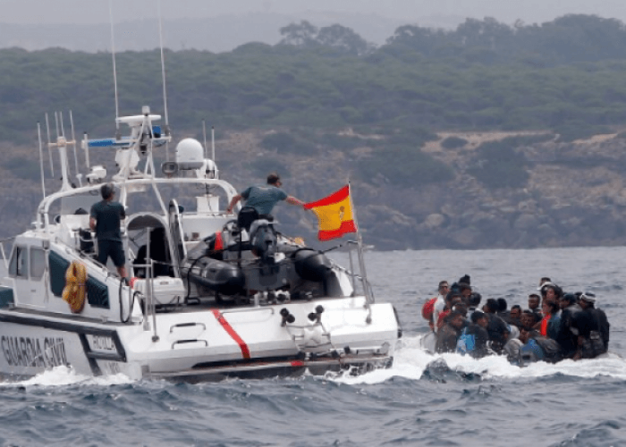  من بينهم نساء وأطفال.. البحرية الإسبانية تُنقذ 48 مهاجرا أبحروا من شمال المغرب 