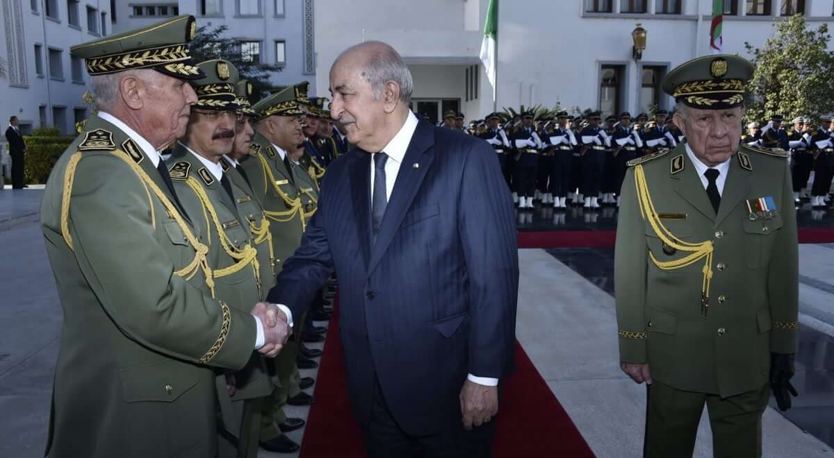 أفريكا أنتليجنس: رئيس الأركان الجزائري يرتب أوضاع الضباط المعزولين مع غموض مصير تبون