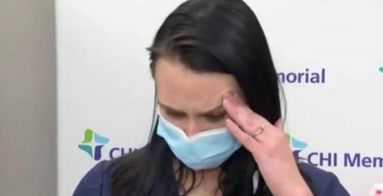 ممرضة أميركية تغيب عن الوعي بعد تلقيها لقاح كورونا والأطباء يوضحون (فيديو)