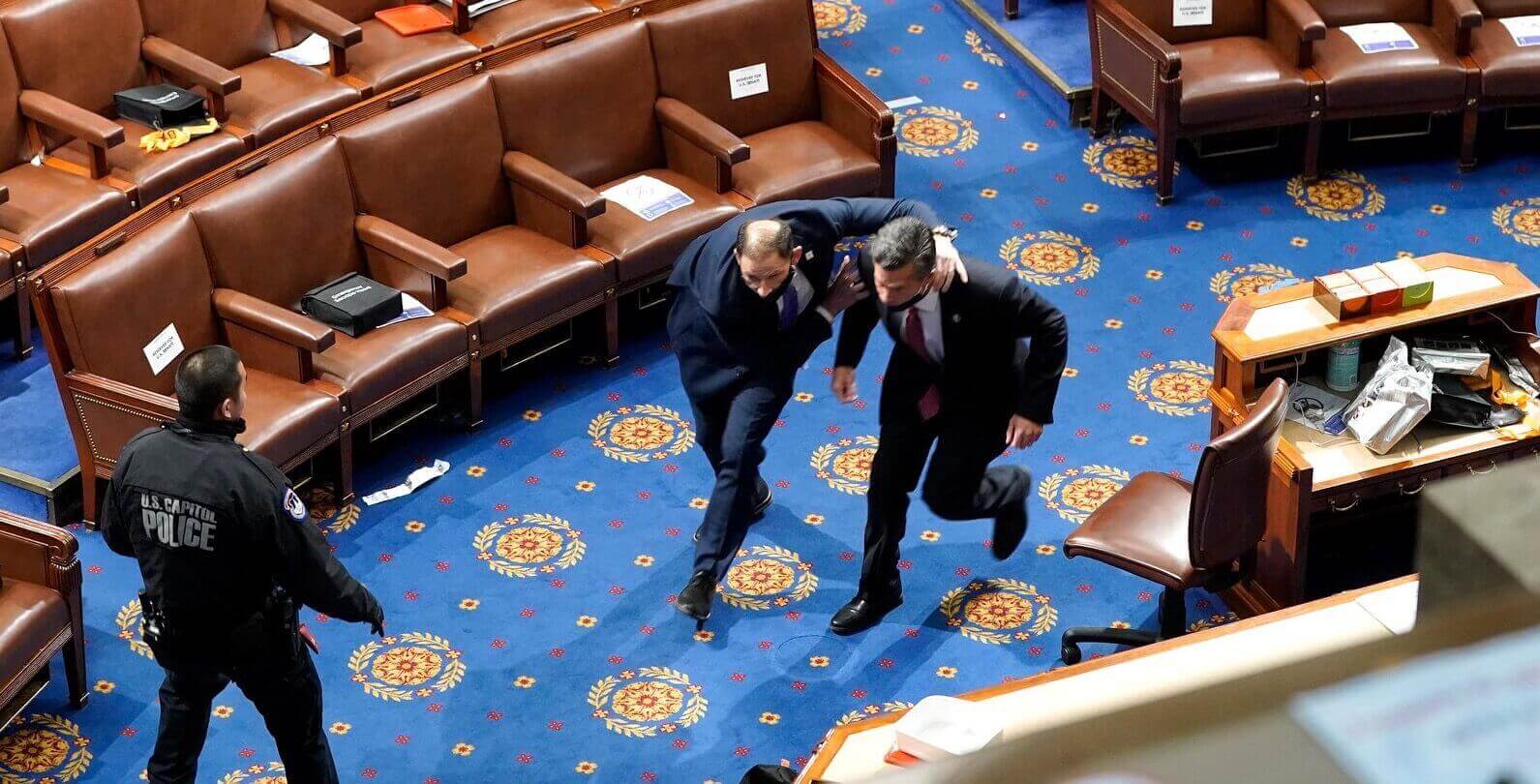  مثل ما يحصل في دول العالم الثالث.. رصاص حي ومحاولة انقلاب بمجلس الشيوخ على فوز بايدن.. وتدخل للجيش 