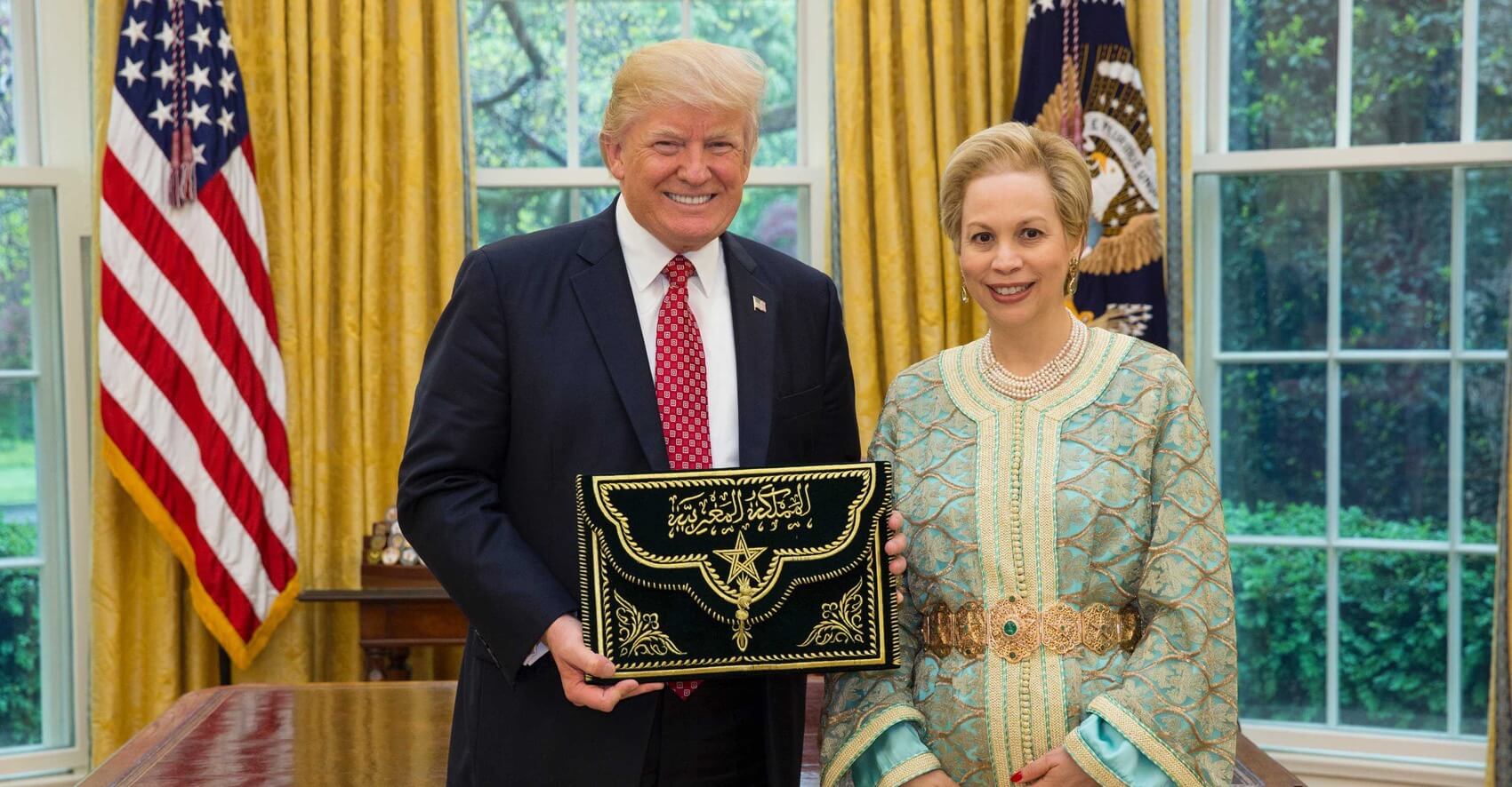 ترامب يَمنح الملك محمد السادس وسام "الاستحقاق".. والعاهل المغربي يقلد الرئيس الأمريكي "وسام محمد"