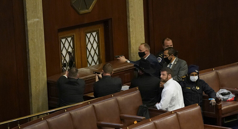 إطلاق نار داخل الكونغرس الأمريكي بعد اقتحامه من طرف أنصار ترامب