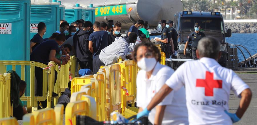  جزر الكناري تُجهز نفسها لتدفقات كبيرة للمهاجرين السريين من المغرب 