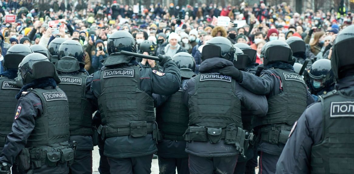 ضد "قمع بوتين".. مظاهرات في روسيا للافراح عن المعارض نافالني والشرطة تعتقل المئات