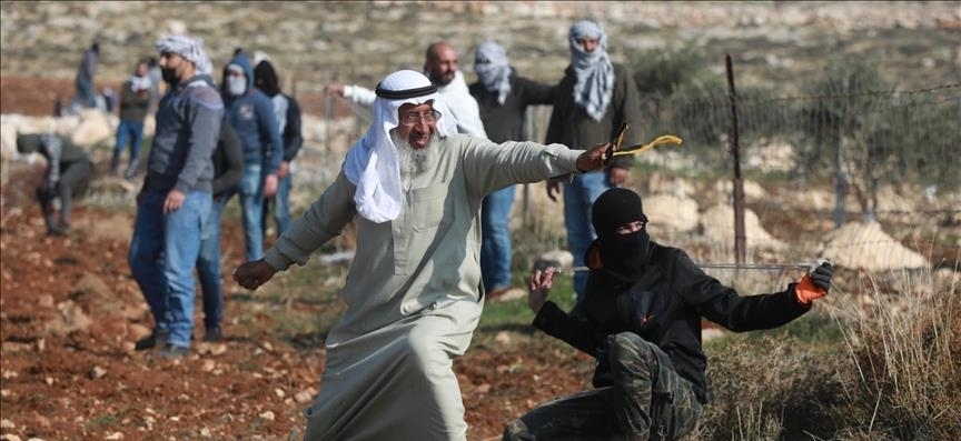  بالقمباز والمقلاع.. الفلسطيني "أبو العبد" يقاوم الاحتلال الإسرائيلي 