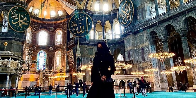 تركيا تستدعي ممثلة إباحية لالتقاط الصور في "آيا صوفيا"