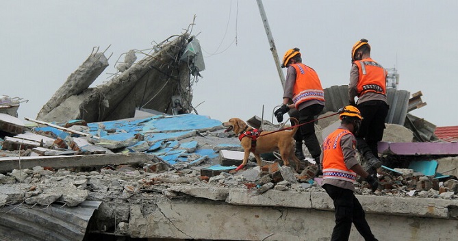  مصرع 96 شخصا على الأقل جراء زلزال وفيضانات في إندونيسيا 