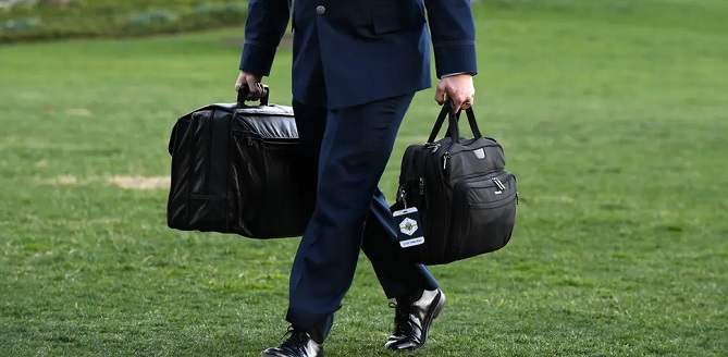 كيف انتقلت حقيبة الشيفرة النووية من ترامب إلى بايدن؟