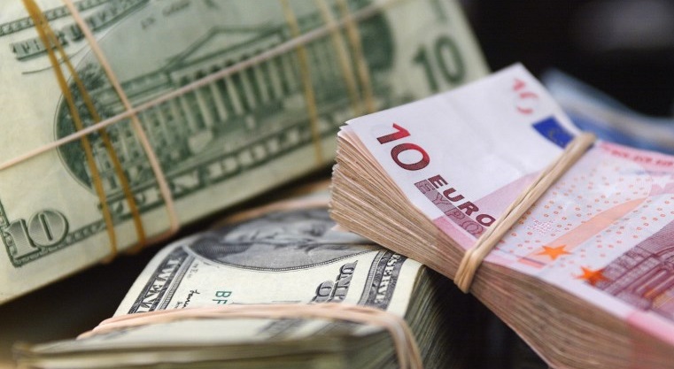  الأورو دون 0,99 دولار للمرة الأولى منذ عشرين عاما 