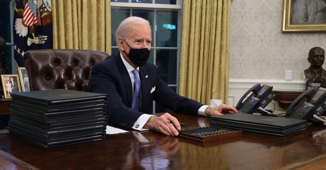 أول يوم بالبيت الأبيض.. بايدن ينهي سياسات ترامب بـ 15 قرارا