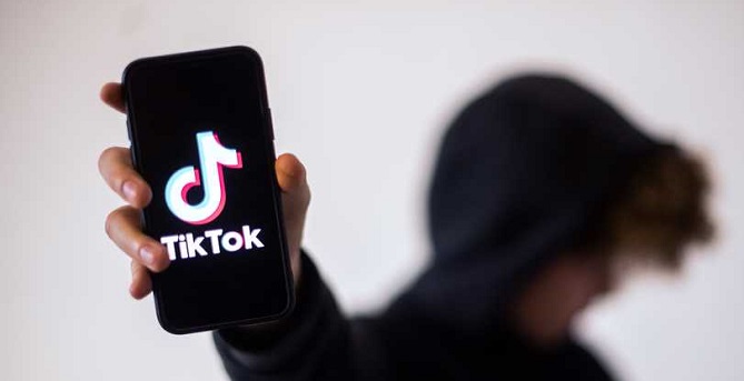  إيطاليا تحجب تطبيق تيك توك بعد وفاة طفلة بسبب "لعبة الوشاح" 