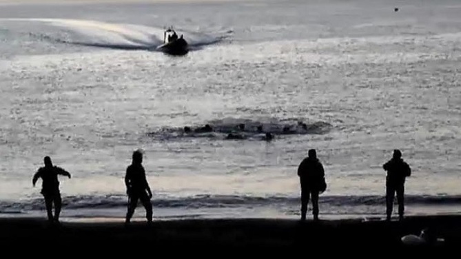 "الأزمة" أقوى من برودة الطقس.. 10 شباب مغاربة يتسللون إلى سبتة سباحة