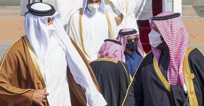  بعد قطيعة 3 سنوات... ولي العهد السعودي يستقبل أمير قطر بـ"الأحضان" 