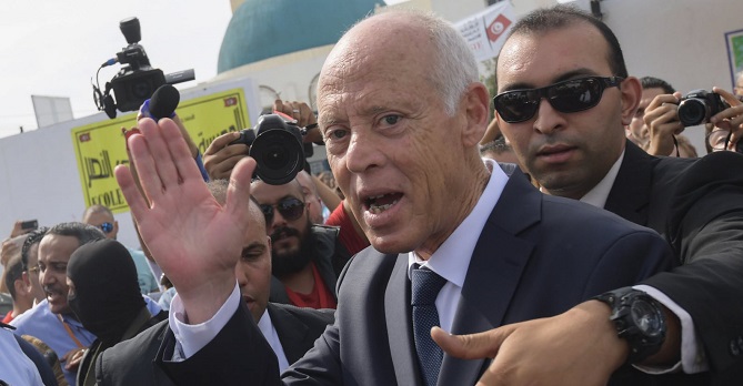 الرئيس التونسي يصدر أمرا بإعفاء رئيس الحكومة ووزيري الدفاع والعدل من مناصبهم