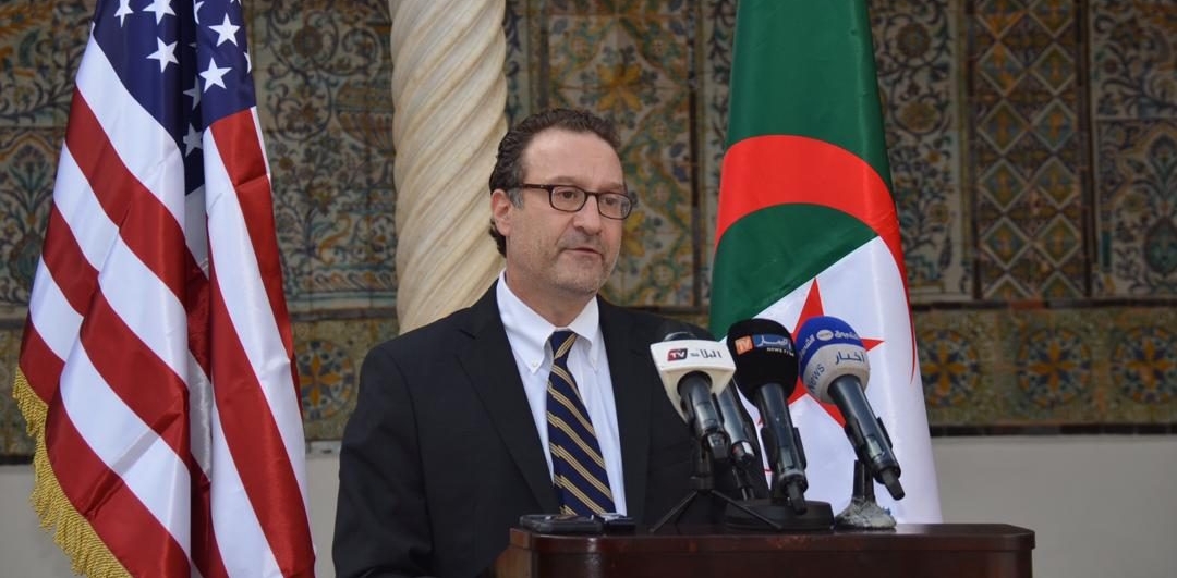  من الجزائر.. مساعد وزير الخارجية الأمريكي يؤكد أن الحكم الذاتي تحت سيادة المغرب هو الحل لقضية  الصحراء 