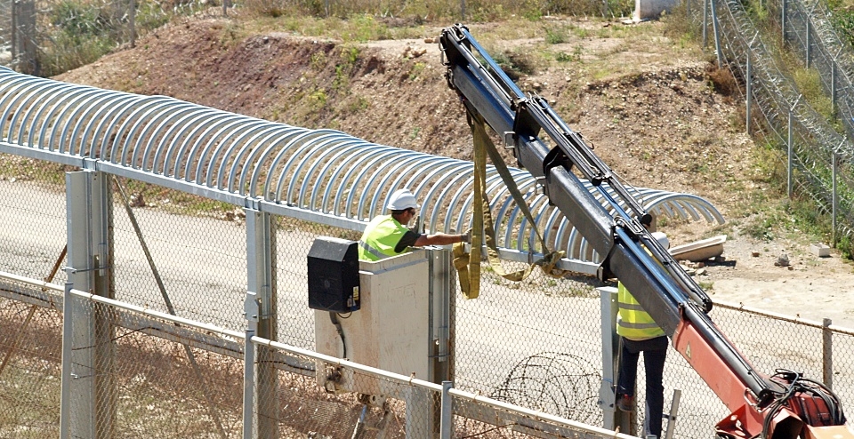 سبتة تنتهي من إزالة الأسلك الشائكة الحدودية.. فهل تنجح في التصدي لتدفقات المهاجرين؟