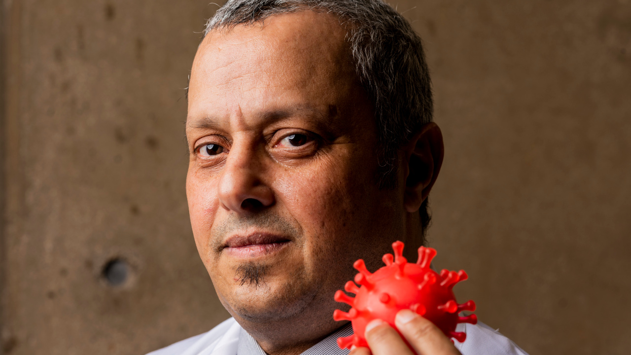 بدل الحقن يُمكن استعمال لاصق.. بروفيسور مغربي يقود تجارب لاكتشاف لقاح فعّال ضد جميع أنواع فيروس كورونا