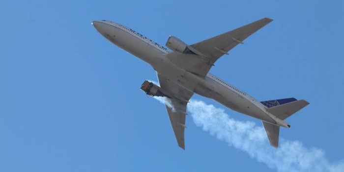 بريطانيا تحظر مؤقتا دخول طائرات "بوينغ 777" أجواءها بعد اشتعال محرك في الولايات المتحدة