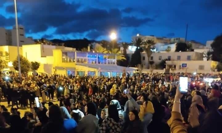 بإحصاء العاملين في سبتة وتوفير بطائق الإنعاش الوطني.. سلطات الفنيدق تسابق الزمن لنزع فتيل الاحتجاجات