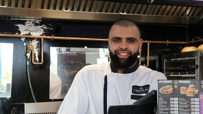  شِعَاره "ارحموا من في الأرض يرحمكم من في السماء".. مغربي يقدم وجبات مجانية لطلاب فرنسا 