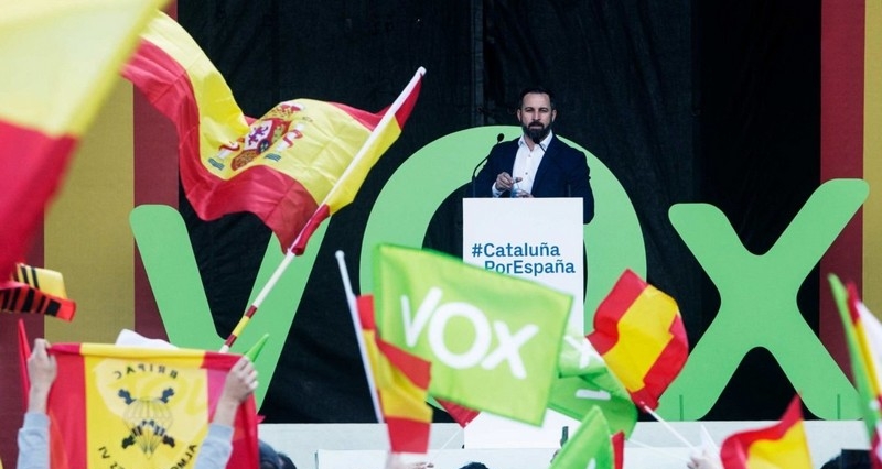  بسبب ترويج خطاب الكراهية ضد المغاربة.. "تويتر" يغلق حساب "فوكس" الإسباني وزعيمه يلجأ للقضاء 