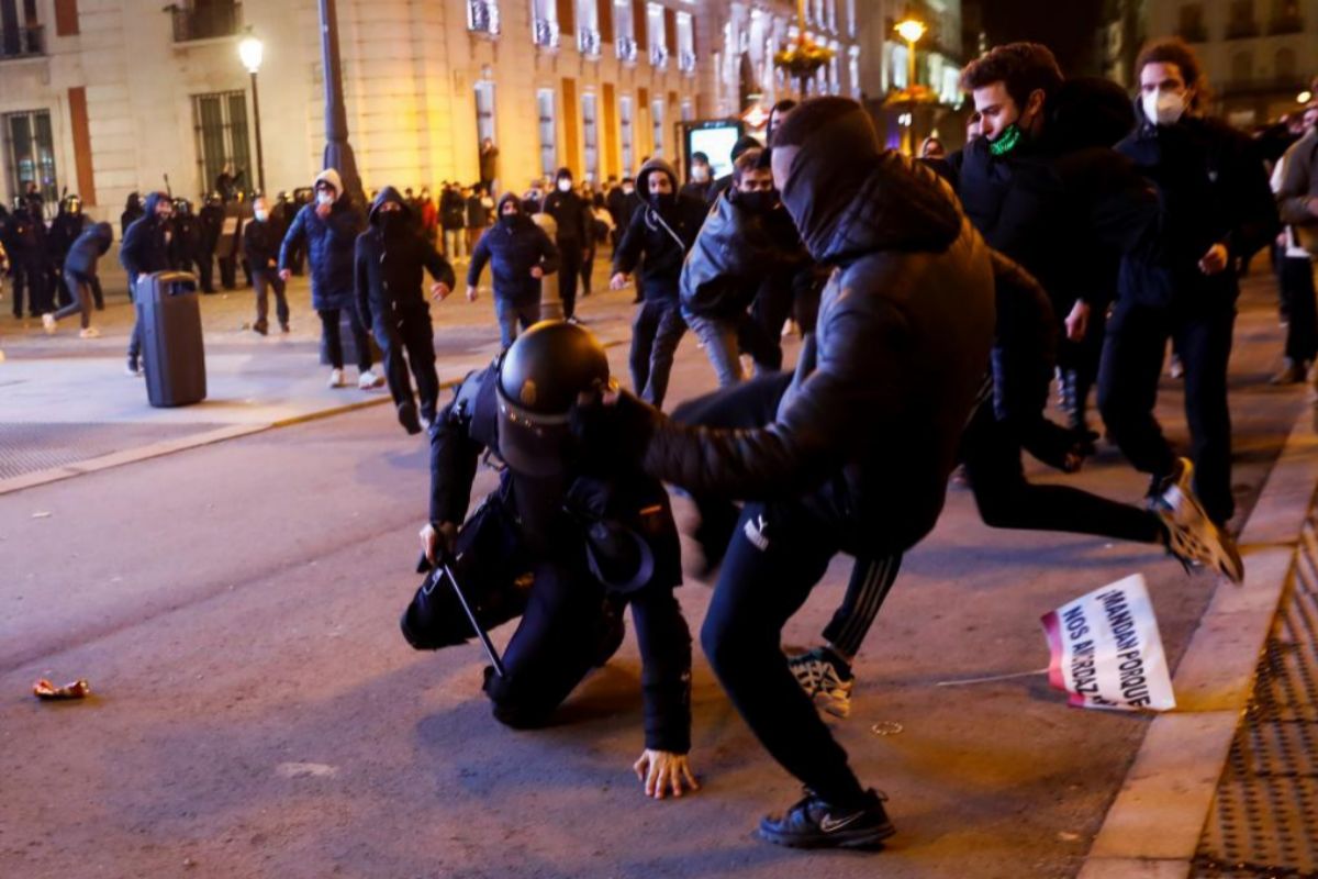  مواجهات في إسبانيا بين الشرطة ومتظاهرين لإطلاق مغني راب انتقد النظام الملكي والأمن في تغريدات 