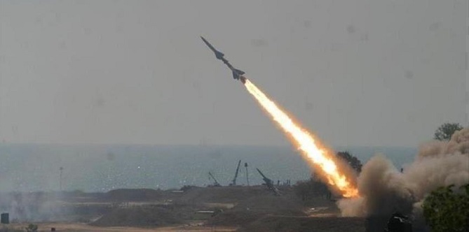 سقوط شظايا صاروخ باليستي أطلقه الحوثيون على عدة أحياء سكنية بمدينة الرياض