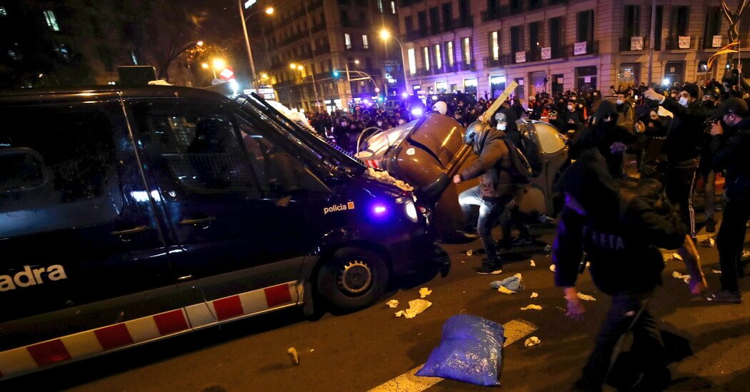 تخريب ونهب ومظاهرة جديدة ببرشلونة احتجاجا على اعتقال مغني راب انتقد النظام الملكي في تغريدة