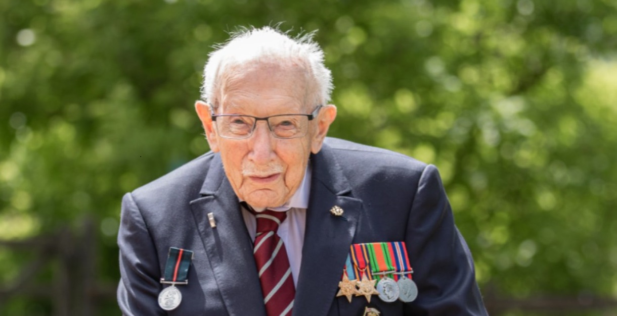 وفاة الكابتن البريطاني توم مور جراء إصابته بكورونا