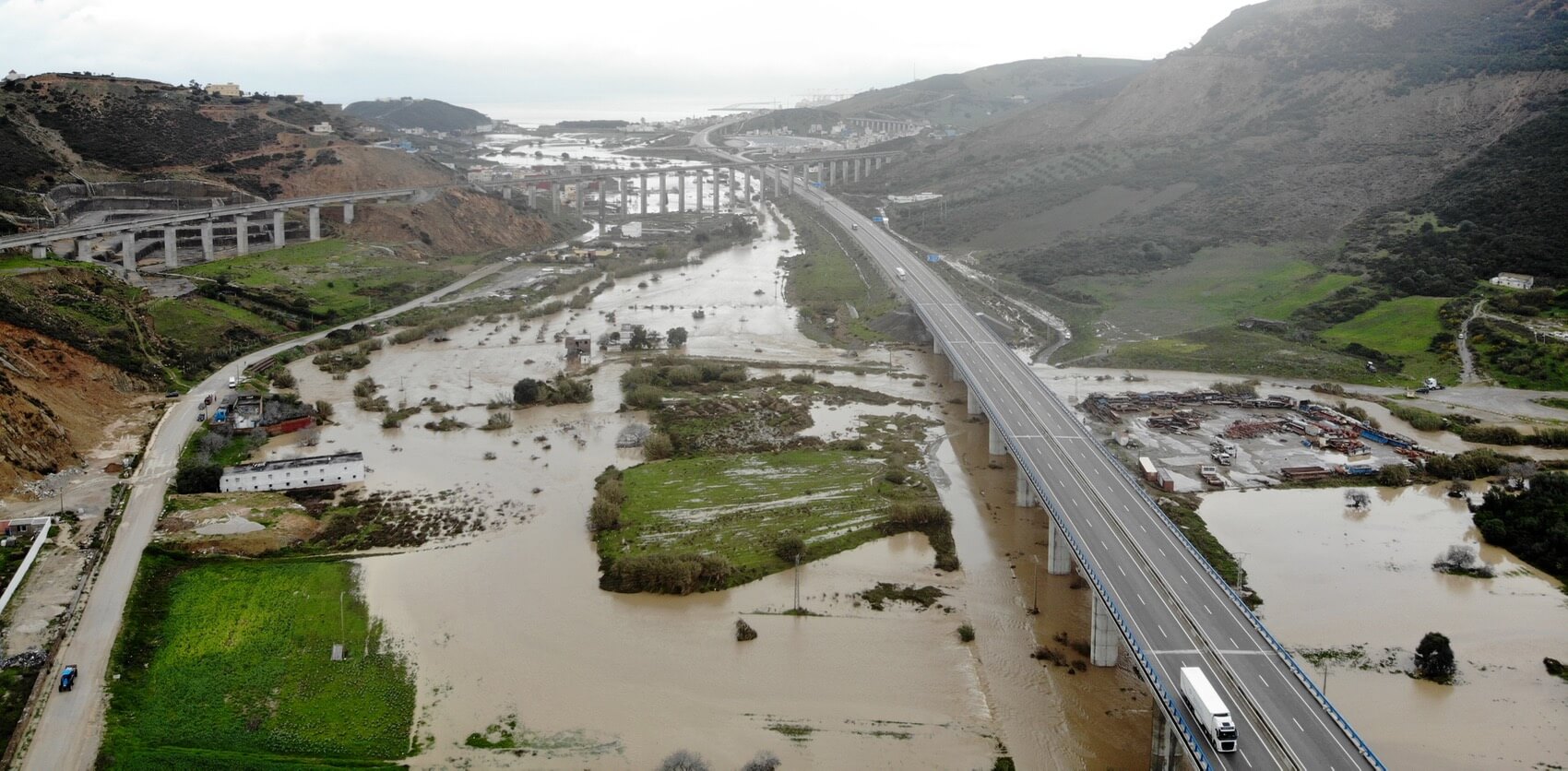  قضت على المواشي والزراعة.. فيضانات القصر الصغير تحاصر الميناء المتوسطي ومصنع رونو 