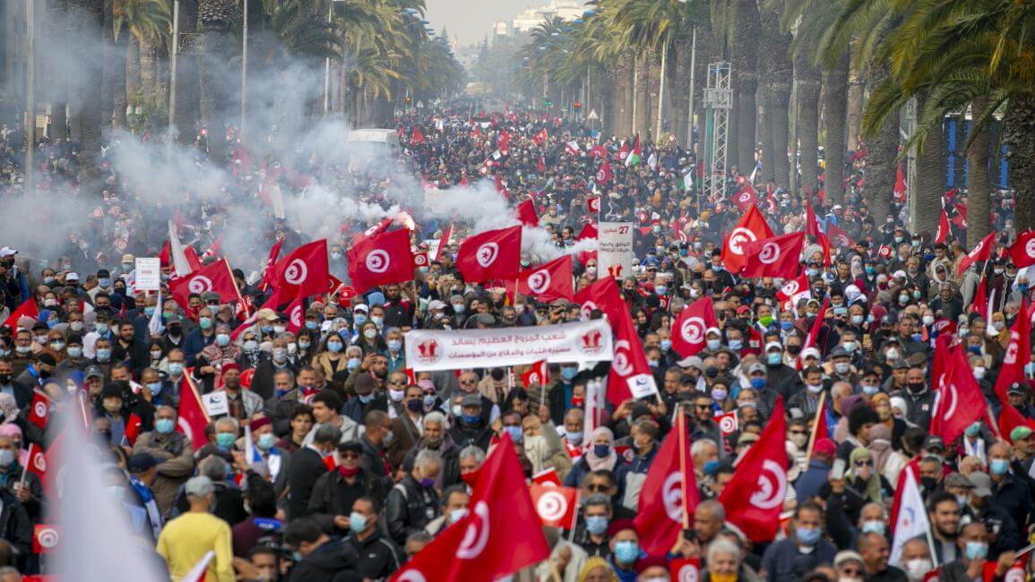 "أطلقوا سراح الوطن".. شعار رفعه العشرات من المحتجين على تفاقم الأزمة السياسية في تونس