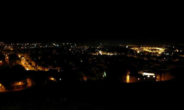 في طنجة.. حي "الإنارة" بدون كهرباء منذ 5 أيام